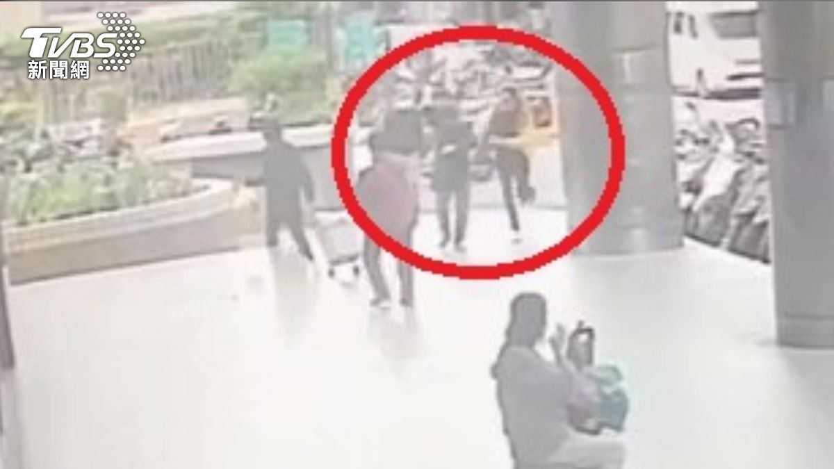 三重路邊隨機攻擊！夫妻遭鐵棍追打　嫌犯遭逮否認犯行