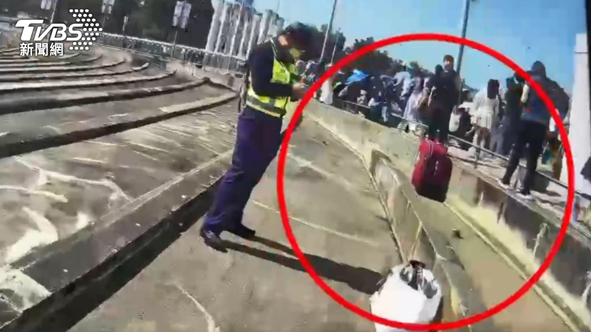 TWICE演唱會亂象！警查盜版未果　攤販這原因仍遭開單