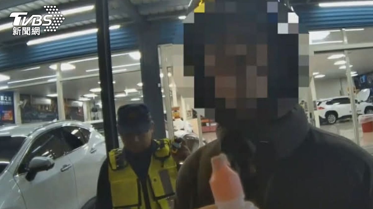 深夜擴大臨檢「一聞就中」！騎士全身飄毒味心虛　遭警當場逮捕