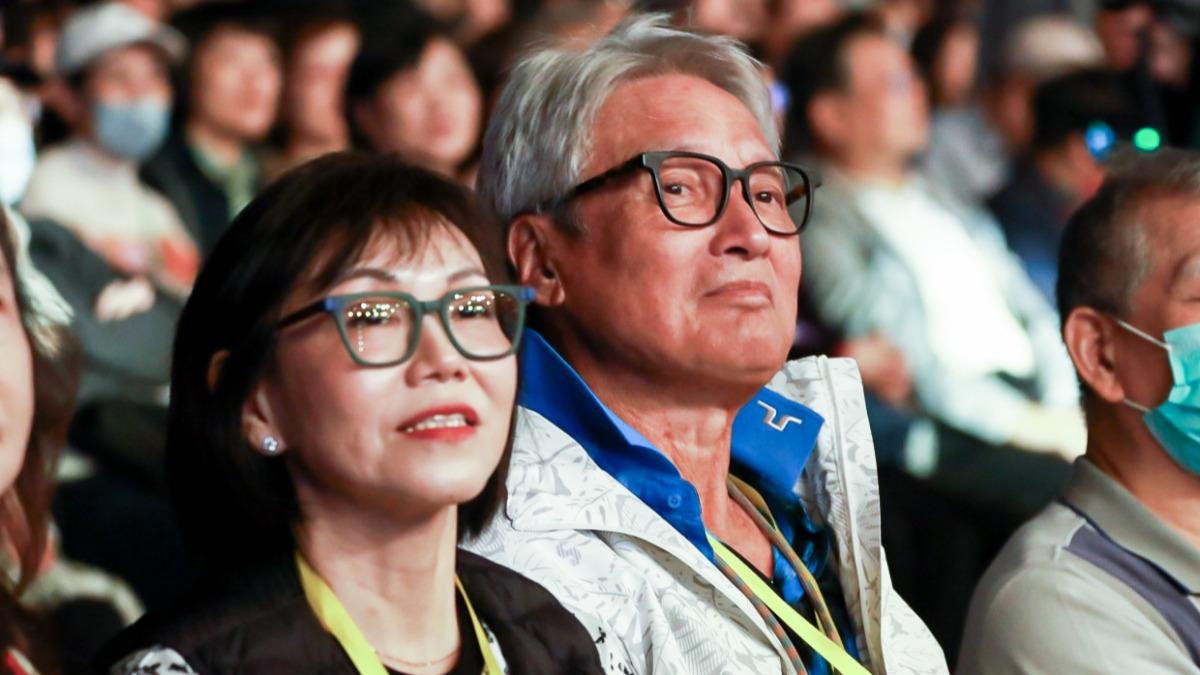 秦祥林現蹤大巨蛋被拍！77歲帥成這樣　攜愛妻悄悄返台