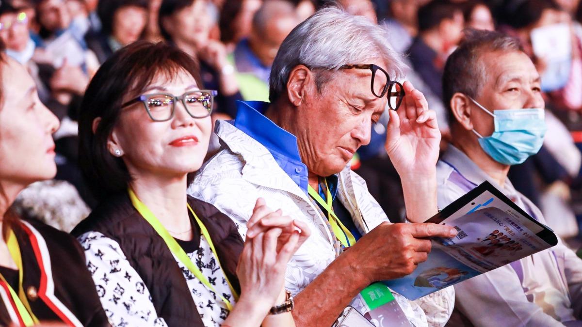 一代小生秦祥林現蹤大巨蛋被拍!77歲帥成這樣 攜愛妻悄悄返台│TVBS新聞網
