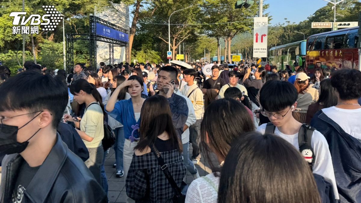 直擊/TWICE漏音掀暴動 世運湧「萬人藍海」老粉感動:像回家