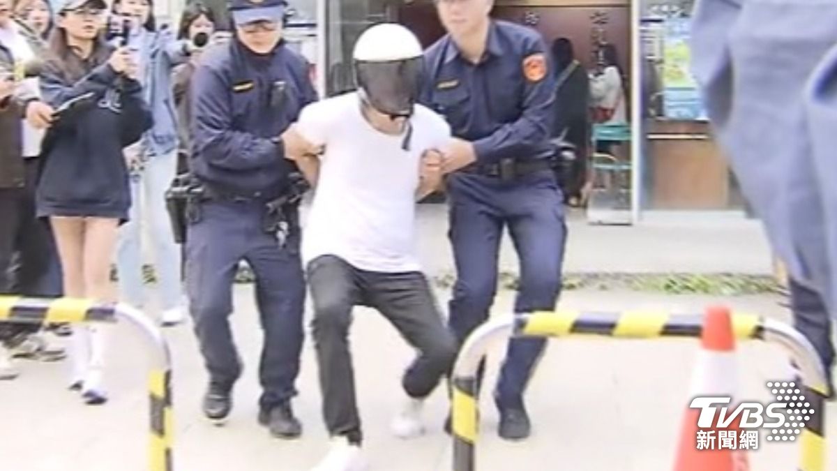 持鐵棍隨機攻擊！男想落跑　機車「發不動」..尷尬遭逮