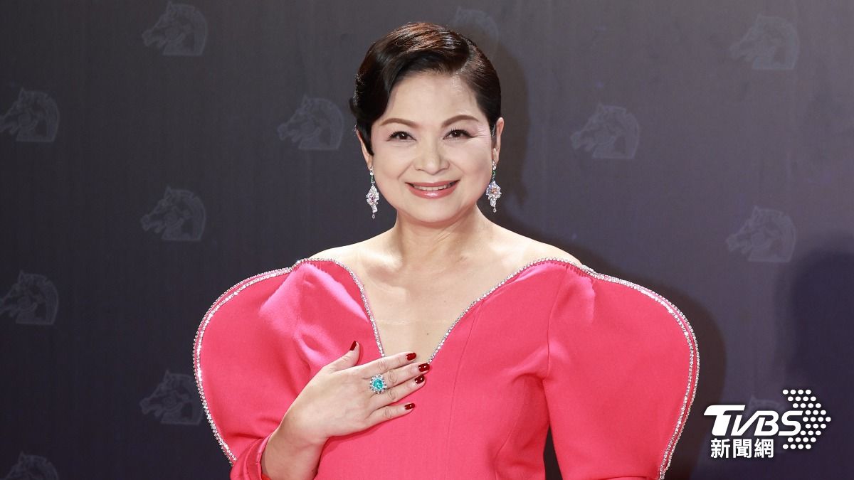 金馬62/楊貴媚登紅毯「霸氣輾壓」! 薄紗長裙透出鉛筆腿