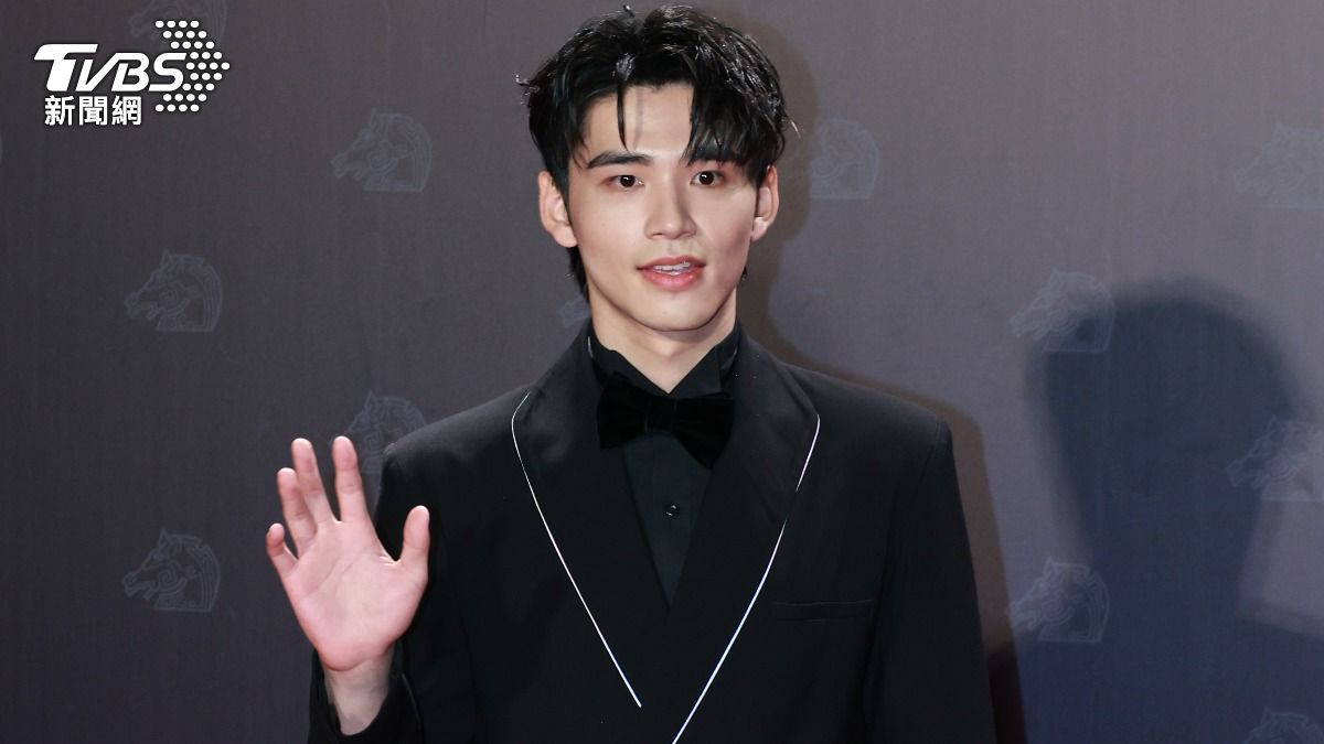 金馬62/王品澔爆掩護粿王不倫戀! 場外鐵粉自製布條「全力捍衛」