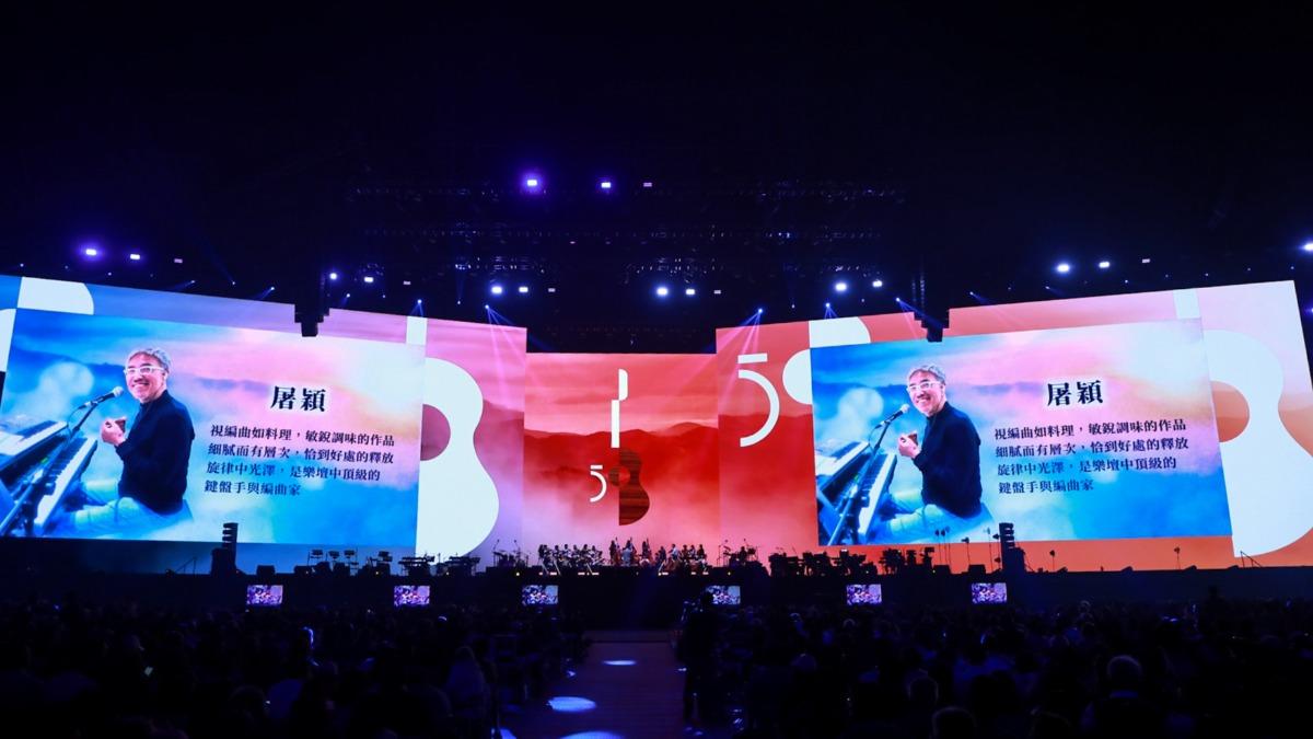 35位已故巨星「現身」大巨蛋　3萬名觀眾一看全哭翻