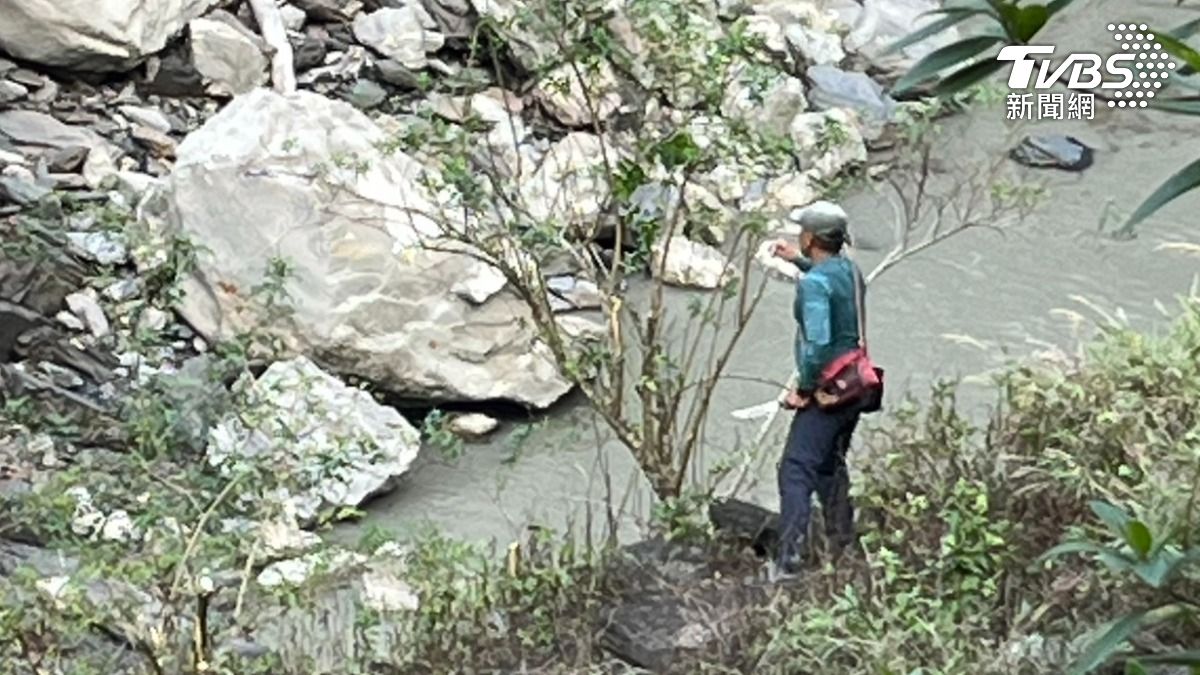 屏東秘境獅王瀑布戲水遇「落石崩落」　3人遭砸墜山坡骨折