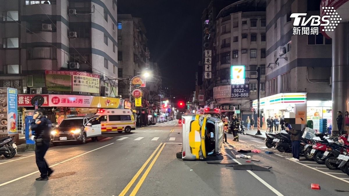 有片／新莊小黃遭賓士猛撞　運將載客「當場翻車」釀1傷