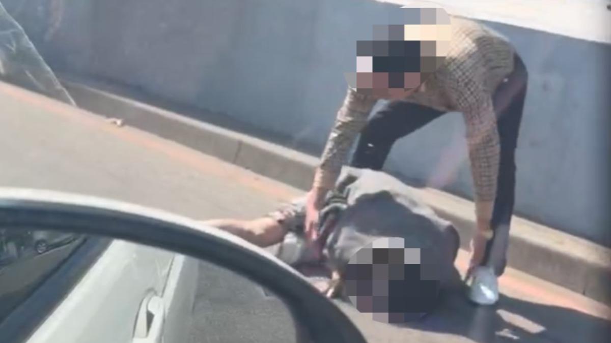 台南女癱躺馬路　男友人「拉上車失敗」無奈抬路邊放