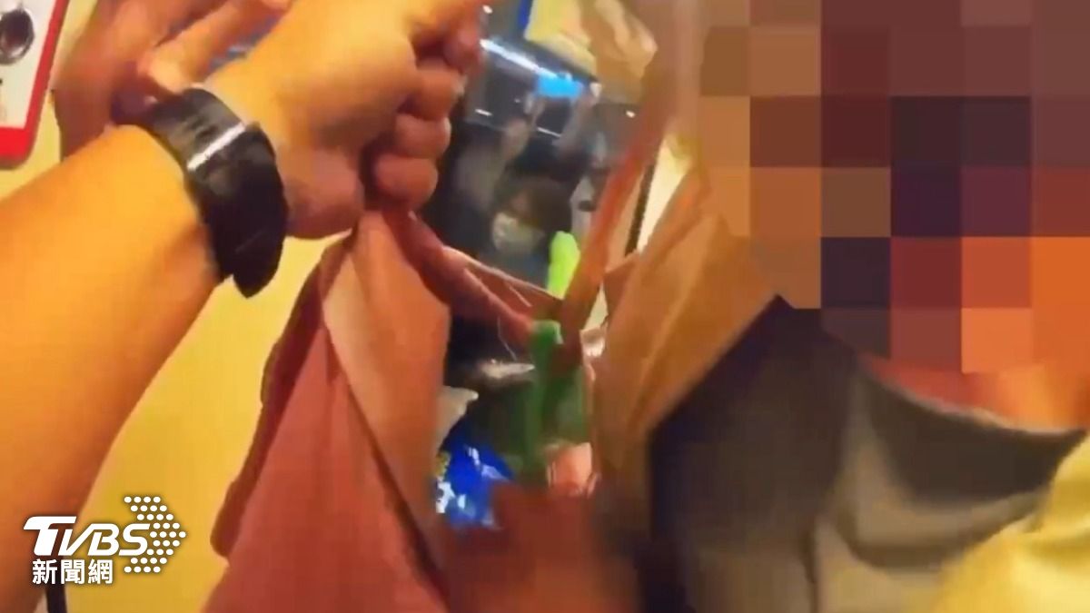 北捷西門站男女疑踩到腳爆口角　婦人「當場亮刀」乘客全嚇壞
