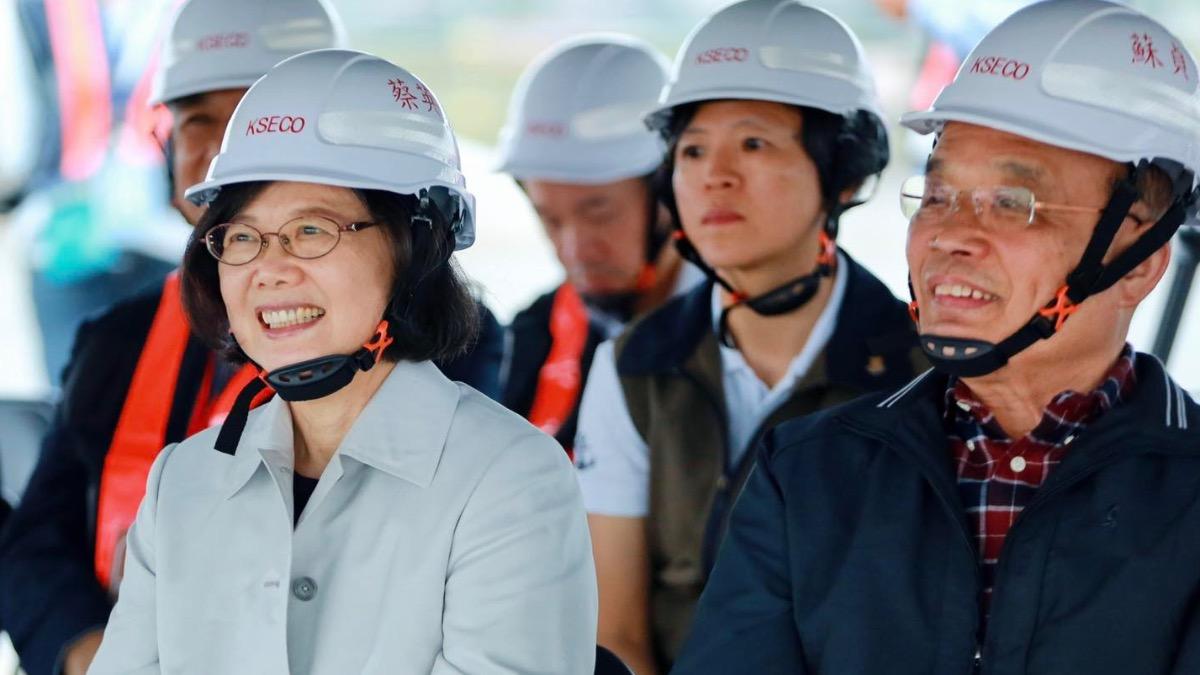 蔡英文、蘇貞昌同框參觀淡江大橋：中央、地方攜手合作典範