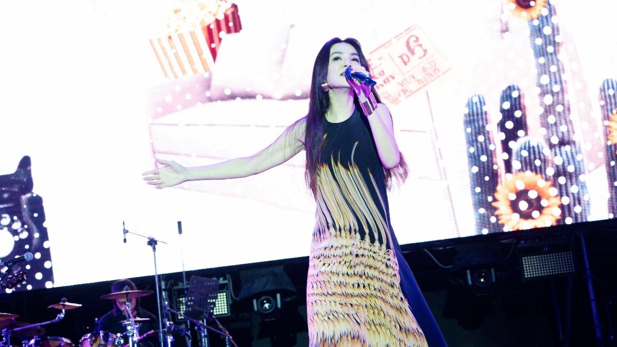 Ella唱一半！台下觀眾爆有「生理反應」　嗨喊：不要抗拒