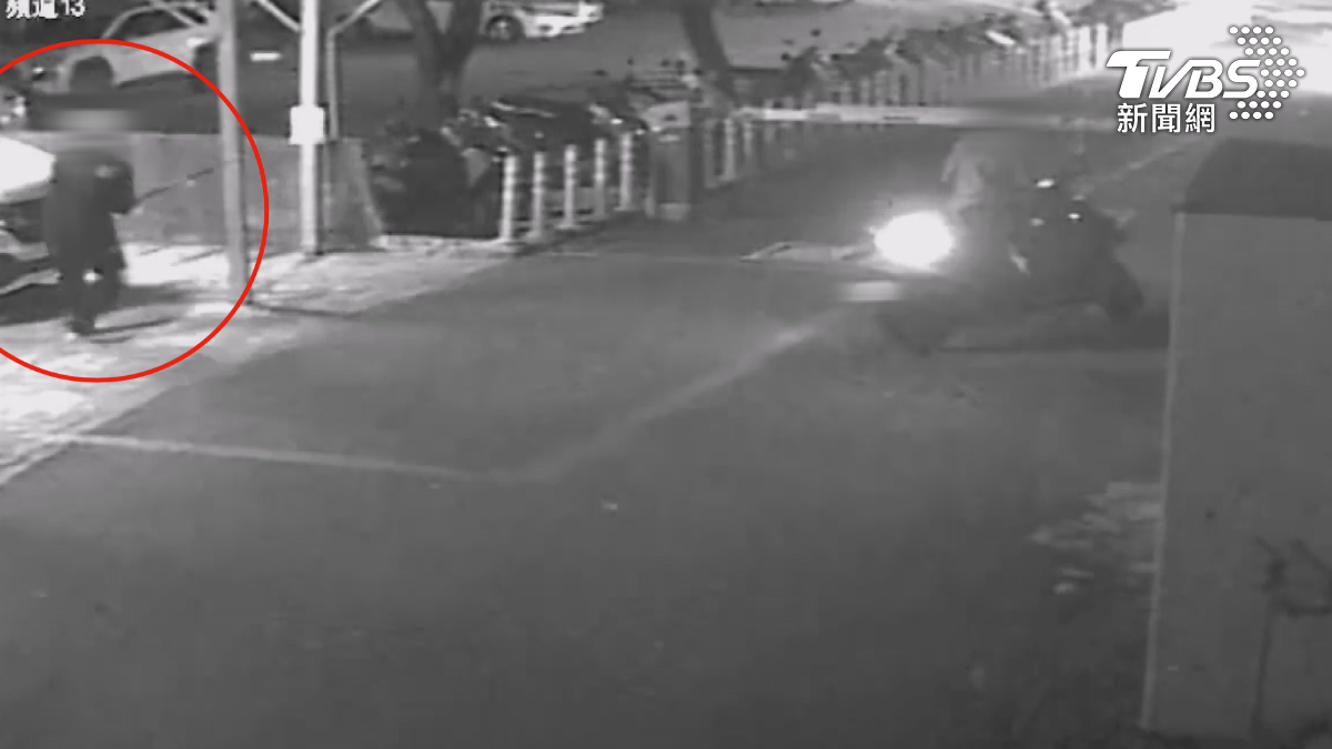 葬儀社前員工「單飛搶標案」！　前雇主不滿砸2救護車