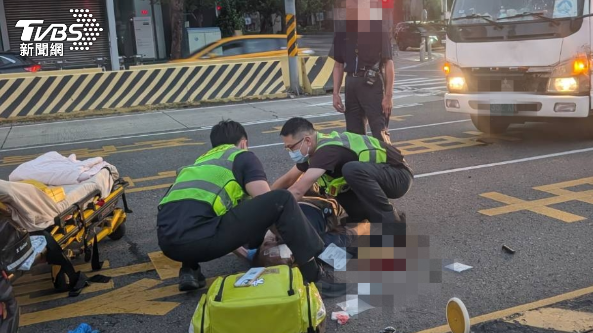台中行人地獄！74歲翁走斑馬線遭撞飛　頭撕裂血染馬路慘死