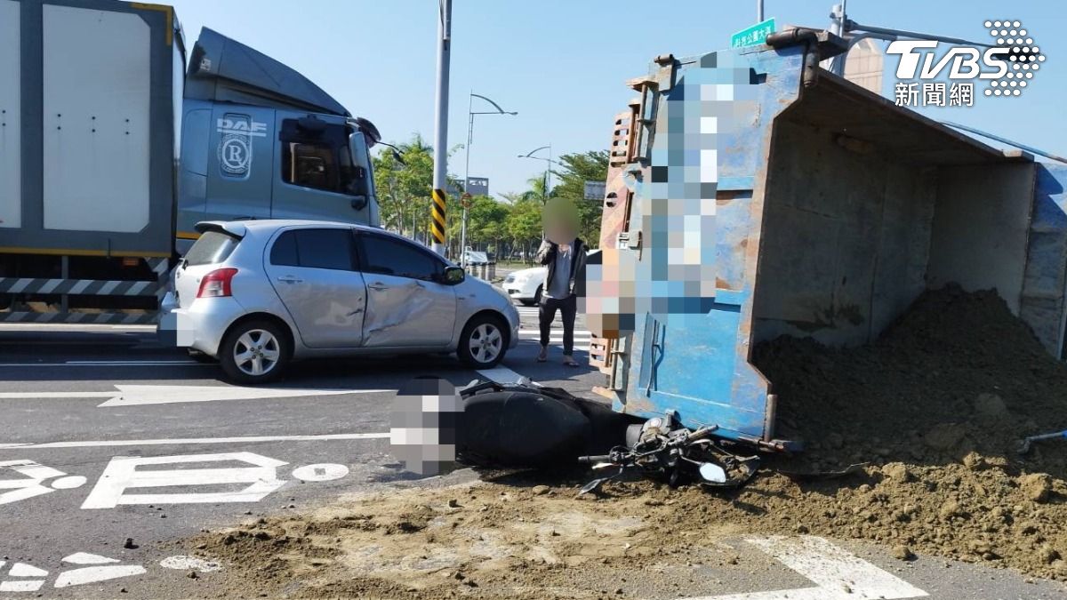 快訊／台南4車連環撞！砂石車翻覆「車斗壓機車」　騎士急送醫