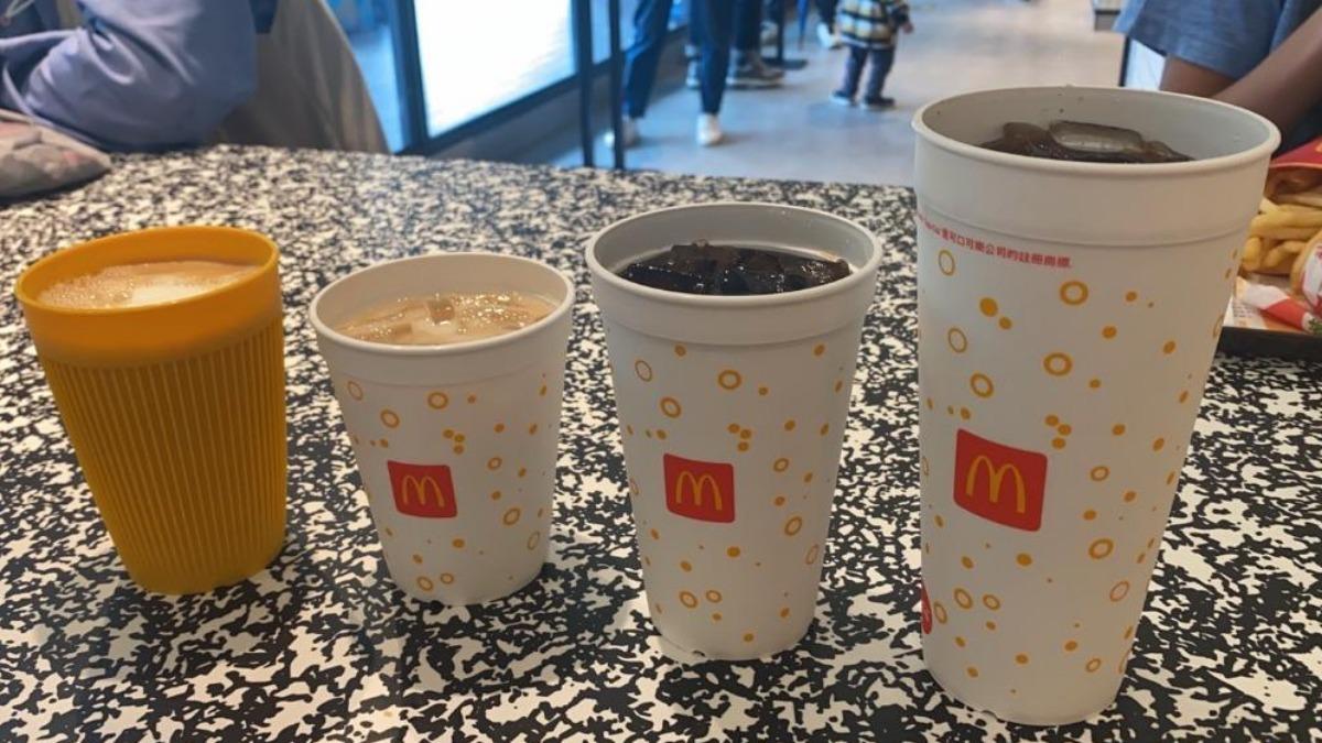 麥當勞內用杯「衛生紙擦一圈黑的」民眾崩潰喊噁　業者回應了