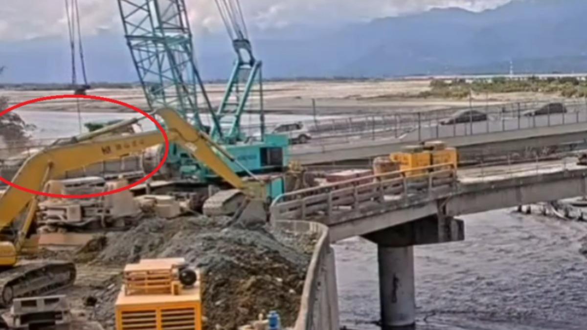 快訊／花蓮大橋13噸怪手「翻覆卡車道」　交通一度大打結