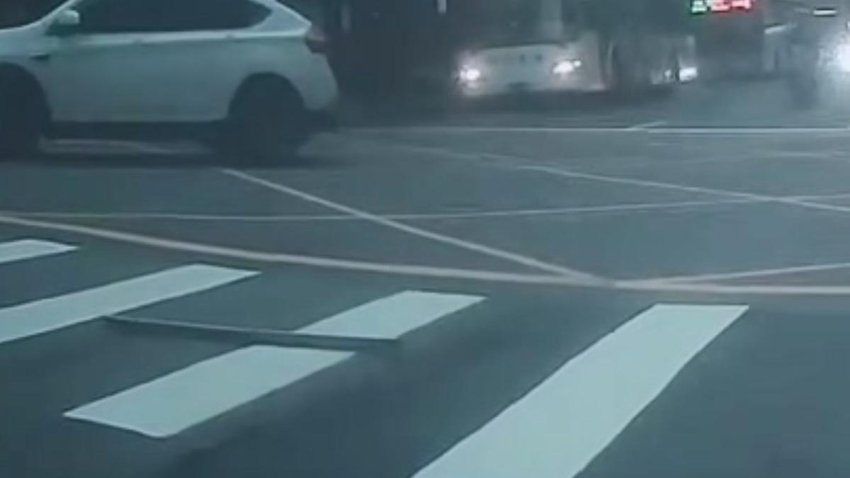 「從天而降」驚險畫面曝！台北車站旁工地鋁條墜馬路　建管處開罰