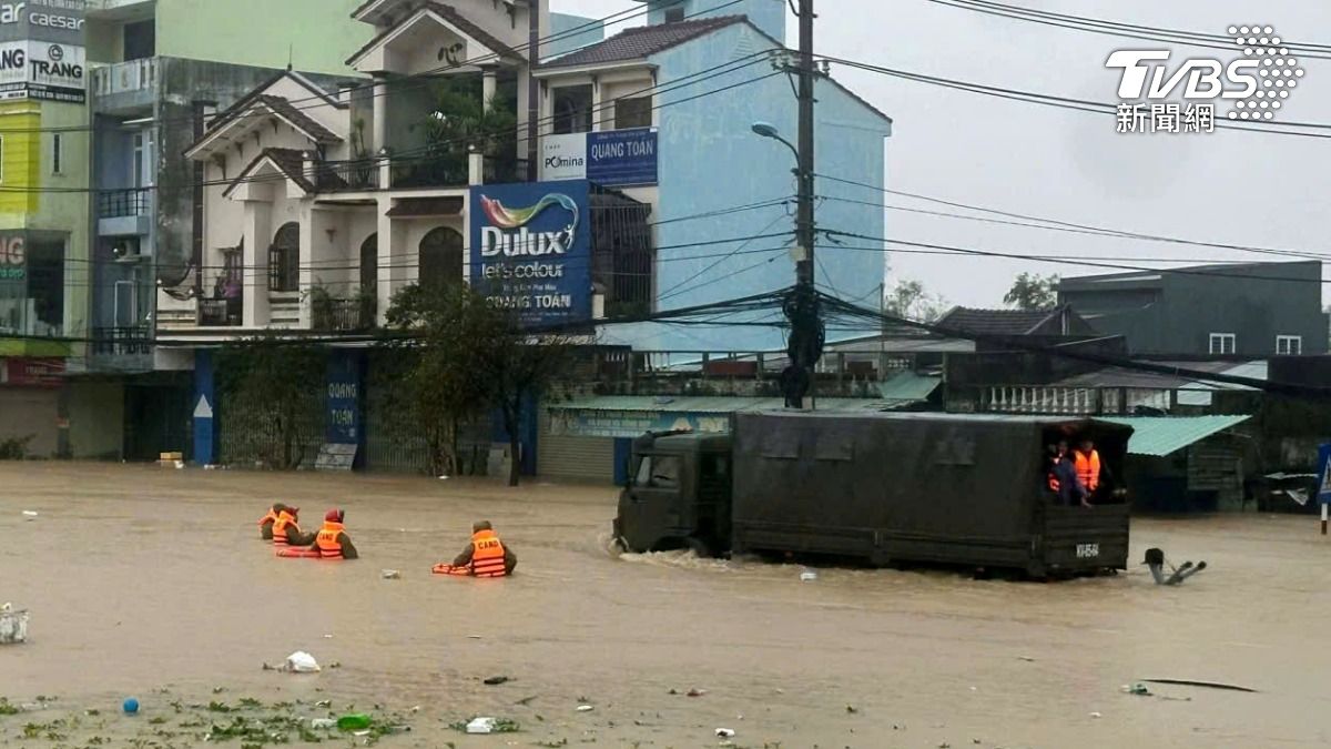 越南接連洪災!近13萬戶停電、90人死亡 財損達600億