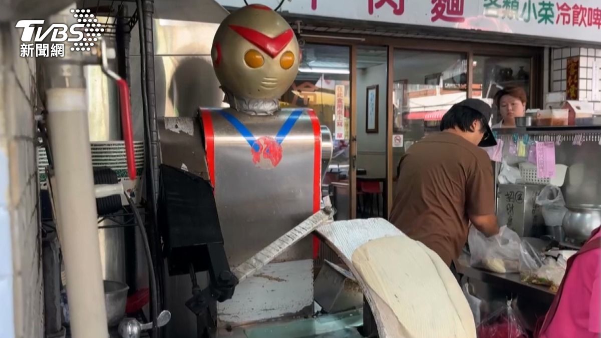 缺工！　「機器人」取代手工刀削麵　顧客曝：口感相同