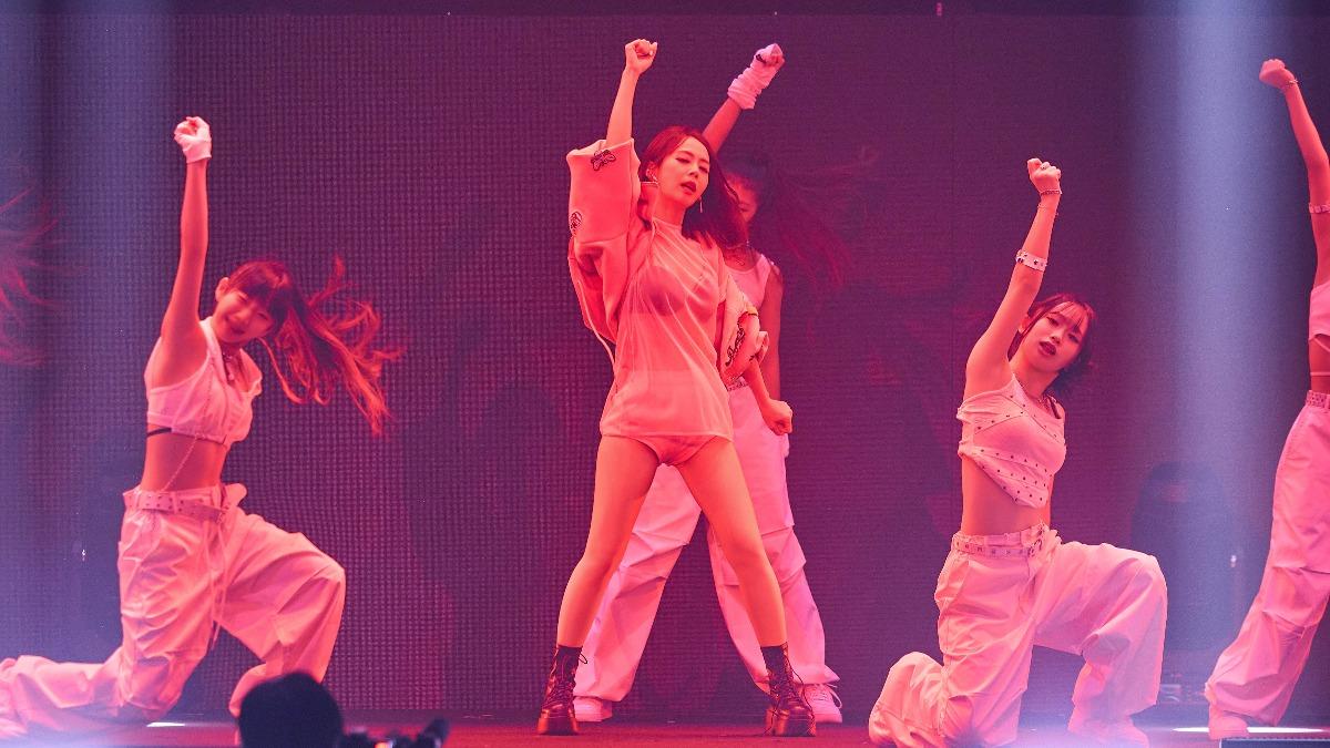 強碰TWICE!「台版Jennie」火辣戰袍拚了 虧笑:喘版的