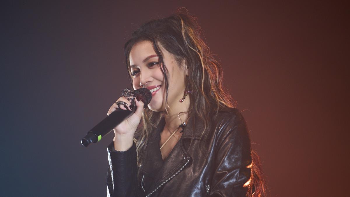 原民女星不藏了!辣穿「馬甲」開多洞 哽咽吐真實心聲