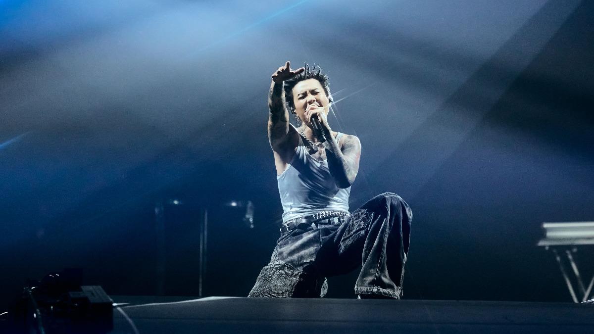 Marz23體脂只剩15脫了!猛玩「人體衝浪」 被丟內衣反應曝