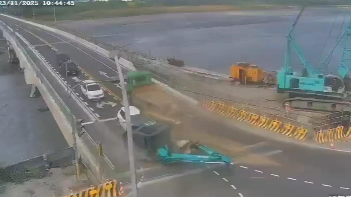 拖板車轉彎怪手重摔!13噸鋼鐵猛獸墜地 嚇壞後車急煞