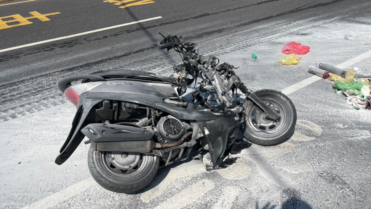 快訊／善化啤酒廠外「機車噴飛起火」　騎士倒地命危送醫