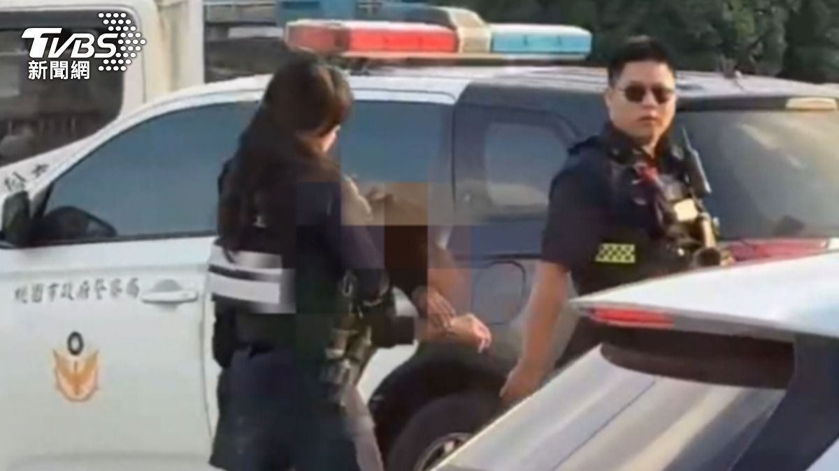 快訊／女違規迴轉、撞警車！桃園警「開8槍」逮人　搜出多種毒品