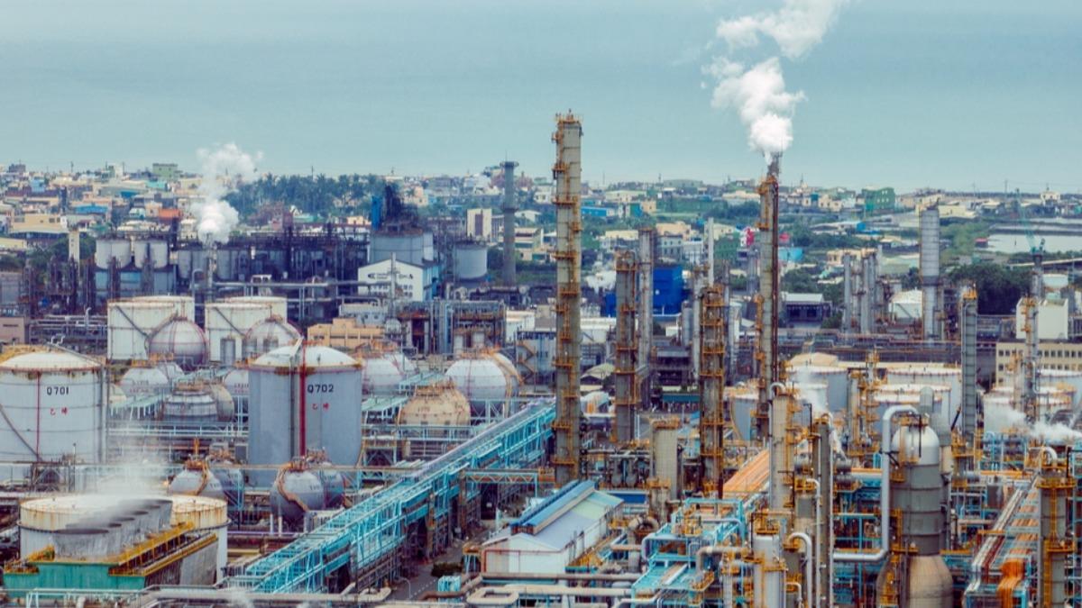 Ministry announces carbon fee cuts amid U.S. tariff fears