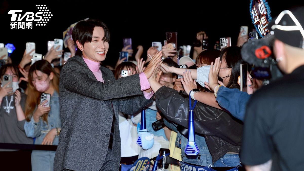 直擊／才剛唱完大巨蛋！SJ利特又現身　帥氣走紅毯「超寵粉舉動曝光」