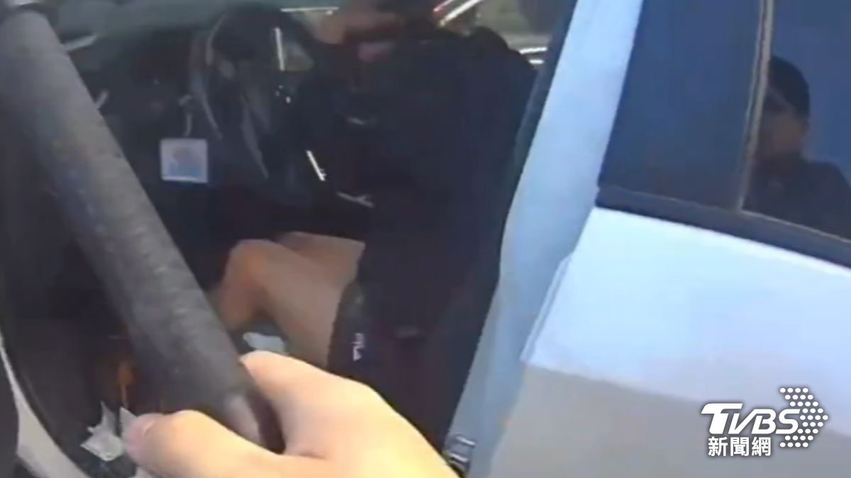 連開8槍追捕「毒女」！桃園警破窗逮人　車內藏「毒品山」