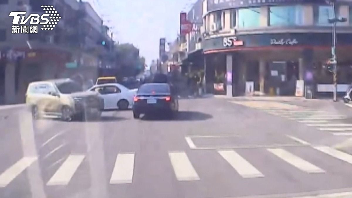 左轉失控撞5車1機車！台南環保回收車疑車速過快釀禍　台電變電箱也遭殃