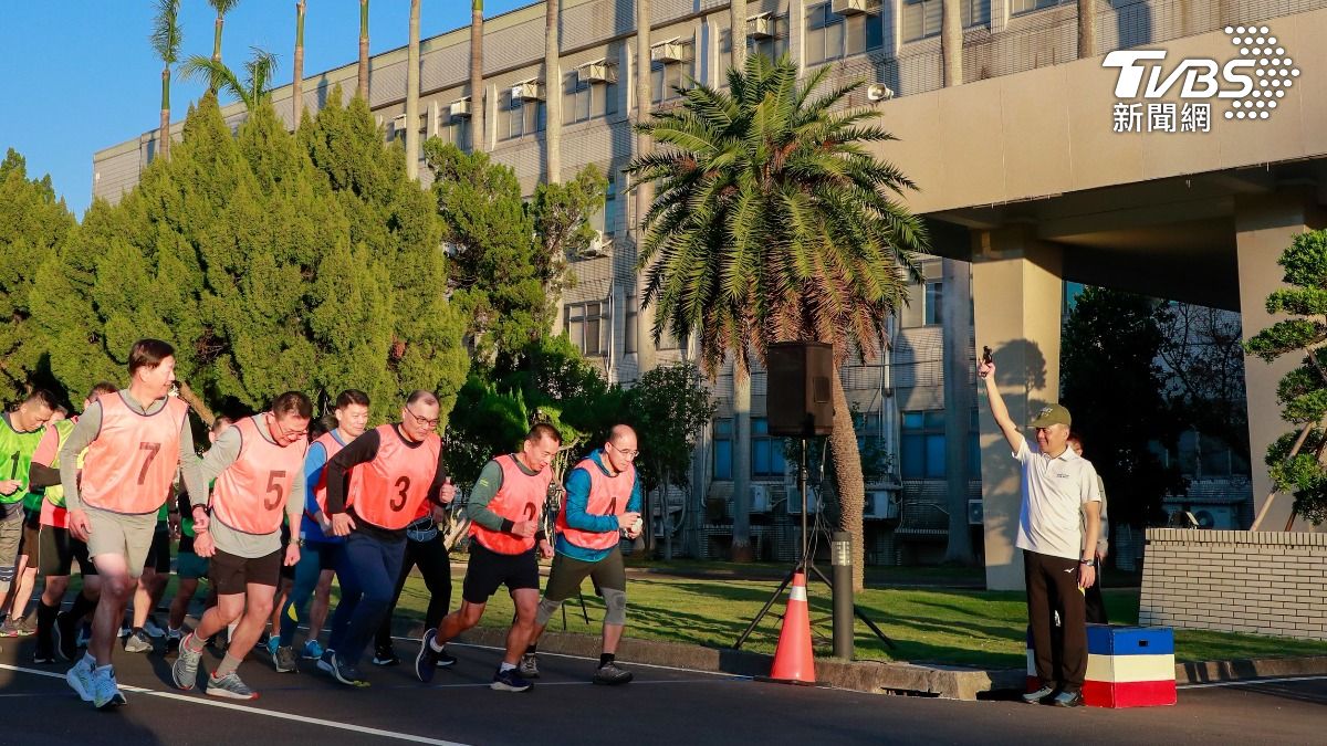 「將官盃」體能戰技賽秀戰力　陸軍司令帶頭跑3000公尺