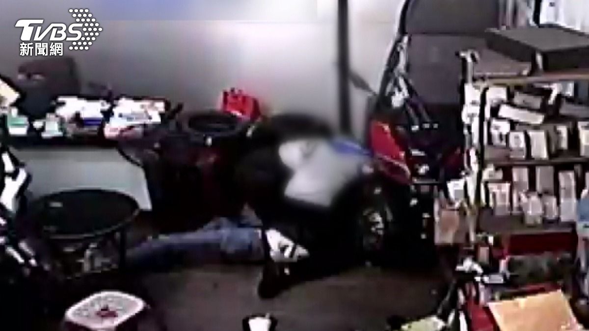 剛申請保護令！60歲女闖機車行持刀砍人　老闆小腿慘遭劃8公分
