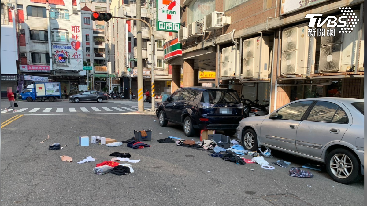 樓上丟衣物散落路面又砸車！警出動雲梯車入內查看真相曝光