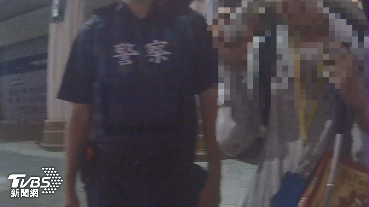 視障者誤闖車道險撞　高雄警下車「肉身擋」引導：我是你的眼