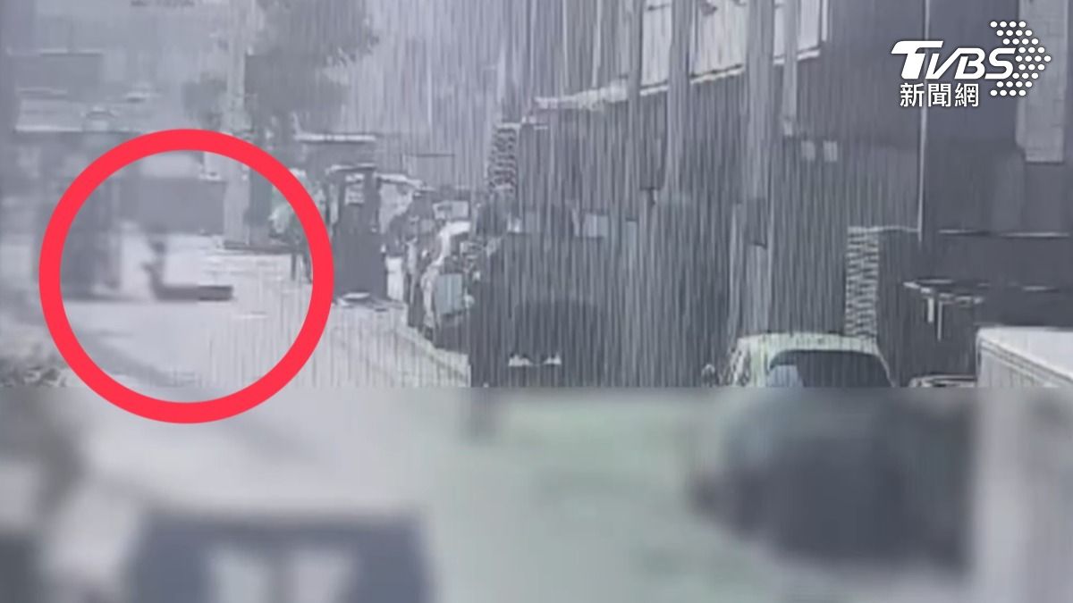 有片/起重機吊到一半 海霸王工人「連人帶車4樓墜落」