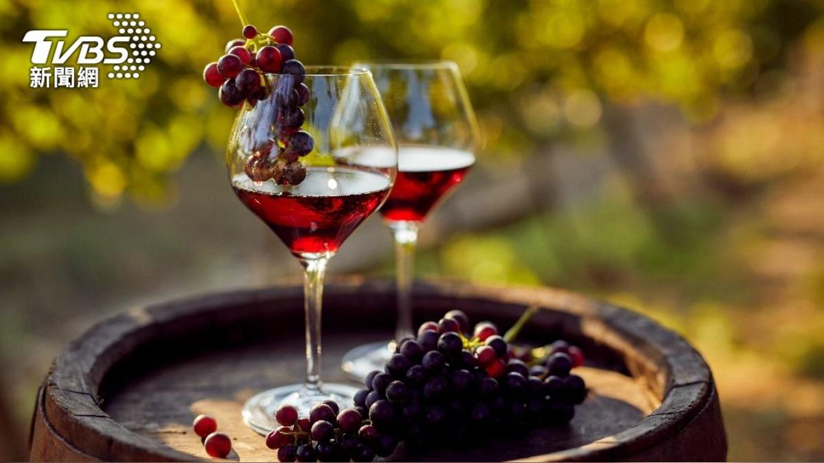 巴黎新酒節開跑慶豐收 法農遊街抗議市場衝擊