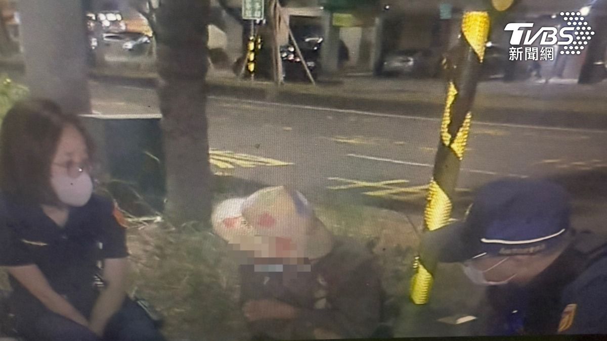 三輪車奶奶忘回家路「無助蹲分隔島」 警暖推車一路護送找家