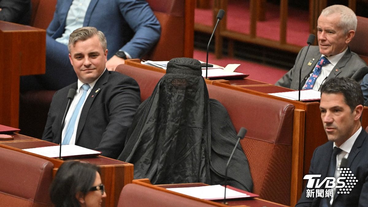 澳議員推罩袍禁令被否決　竟一身黑返回議場抗議慘遭停職一週