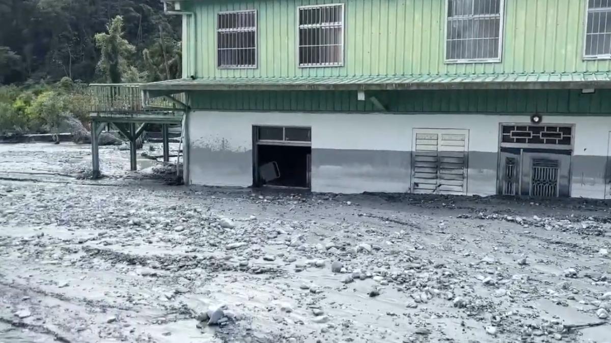 堰塞湖釀慘劇!光復「無雨日」3米泥沙吞民宅 重機具全埋了