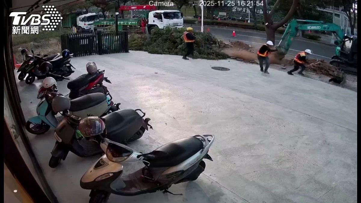 工人挖路樹「瞬間狂噴」!怪手急倒車 瓦斯外洩驚險片曝