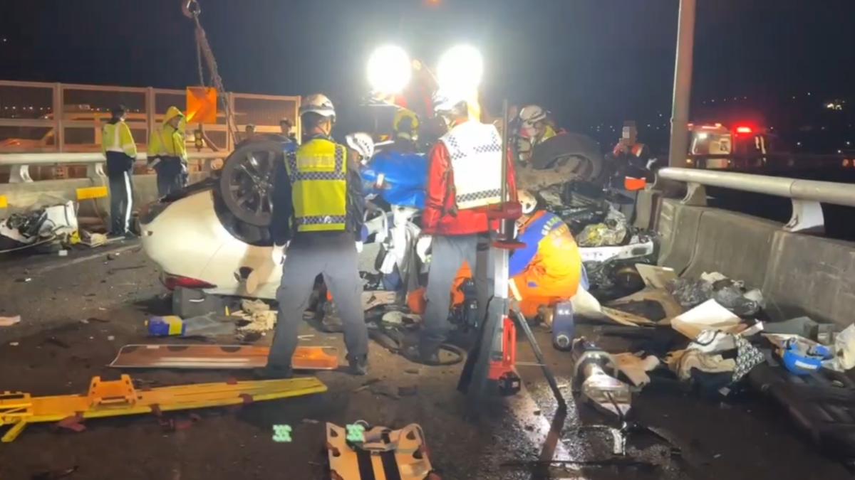 苗栗銅鑼交流道車禍!整輛轎車「翻覆撞毀」 1傷者送醫搶救