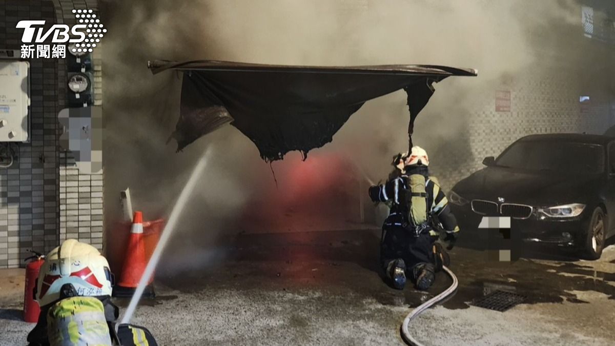 桃園透天住宅深夜火災!女住戶逃生急跳樓 摔花圃送醫