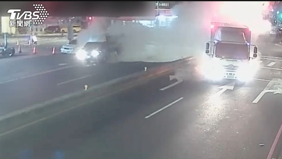 有片／高雄2貨車路口猛力相撞！瞬冒白煙　豆漿灑一地
