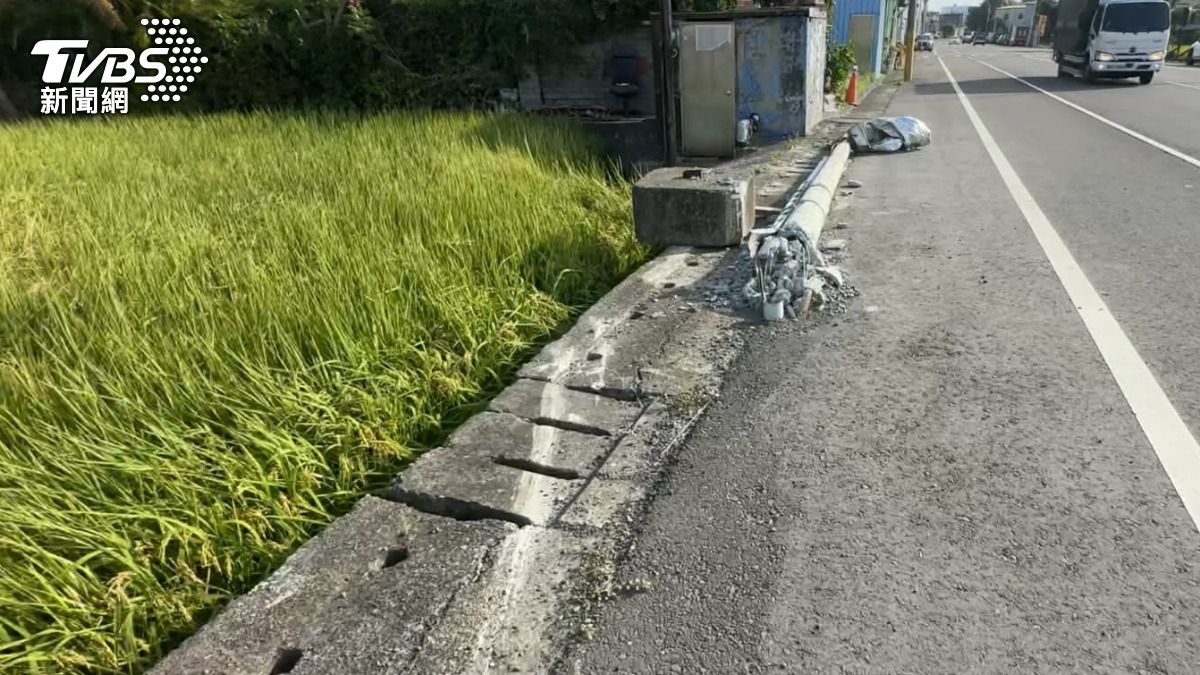 驚！網傳毒駕？酒駕男失控逆向暴衝！衝撞貨車　電線桿慘被撞倒