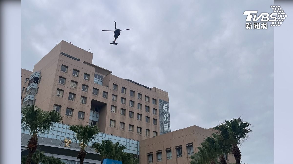 黑鷹霸氣現身社區上空! 雙和醫院清晨上演罕見降落