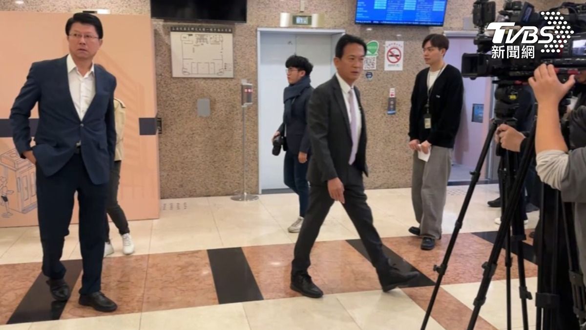 為《財劃法》爆衝突!綠委開記者會 謝龍介、柯志恩一旁開嗆